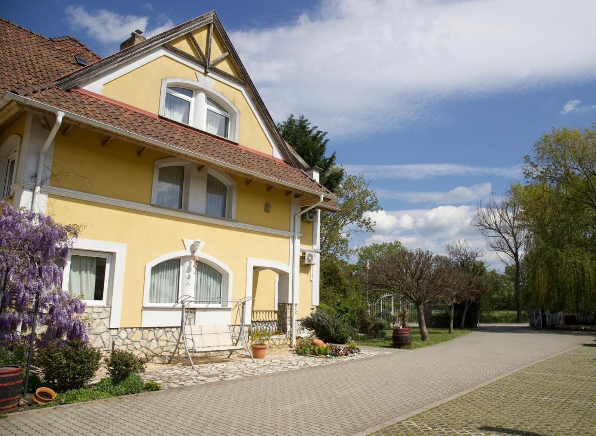 Jade Panzio Bed and Breakfast Balatonföldvár Exterior foto